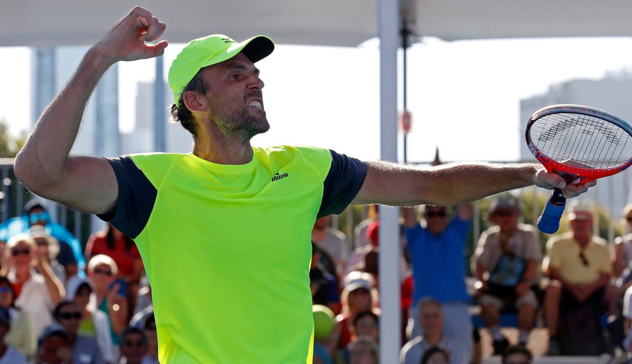 Petenis Kroasia, Ivo Karlovic berselebrasi setelah mengalahkan petenis Jepang, Yuichi Sugita di babak kedua turnamen Australia Terbuka 2018, Rabu (17/1). Karlovic muncul sebagai petenis tertua yang sukses melaju ke babak Australia Terbuka (AP/Ng Han Guan)