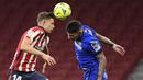 Gelandang Atletico Madrid, Marcos Llorente, duel udara dengan pemain Getafe, Mathias Olivera, pada laga Liga Spanyol di Stadion Wanda Metropolitano, Rabu (30/12/2020). Atletico Madrid menang dengan skor 1-0. (AFP/Oscar Del Pozo)