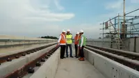 Menhub RI BUdi Karya Sumadi saat berbincang dengan Adi Wibowo, Direktur Operasional II PT Waskita Karya dan pejabat lainnya di Zona 1 LRT Palembang (Liputan6.com / Nefri Inge)