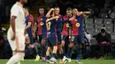 Penyerang Barcelona, Raphinha (kanan) merayakan gol pada laga lanjutan Liga Champions 2024-2025 melawan FC Bayern Munchen di Estadi Olimpic Lluis Companys, Barcelona, Rabu 23 Oktober 2024 atau Kamis 24 Oktober 2024 dini hari WIB. (Josep LAGO/AFP)