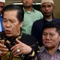 Ketua Umum Persatuan Islam Tionghoa Indonesia (PITI), Anton Medan, memberikan keterangan ke awak media setelah menemui Kapolda Metro Jaya Irjen Mochamad Iriawan di Polda Metro Jaya, Jakarta, Senin (31/10). (Liputan6.com/Gempur M Surya)