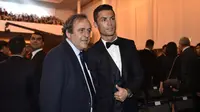 Presiden UEFA Michel Platini dan Cristiano Ronaldo (FABRICE COFFRINI / AFP)