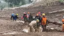 Tim SAR gabungan saat melakukan upaya pencarian dan penyelamatan korban longsor di Desa Pasirlangu, Cisarua, Kabupaten Bandung Barat, Jawa Barat, Rabu (28/1/2026). (Basarnas)