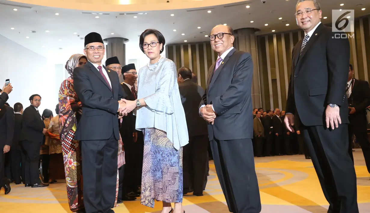 Menteri Keuangan, Sri Mulyani memberikan selamat kepada Wimboh Santoso usai dilantik sebagai ketua Dewan Komisioner OJK di Jakarta, Kamis (20/7). (Liputan6.com/Angga Yuniar)