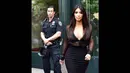 Keseksian Kim Kardahsian juga pernah mengundang 'mata nakal' seorang petugas di New York City. (Dailymail)