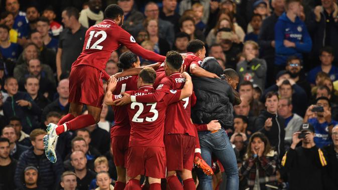 Para pemain Liverpool merayakan gol. (AFP/Glyn Kirk)
