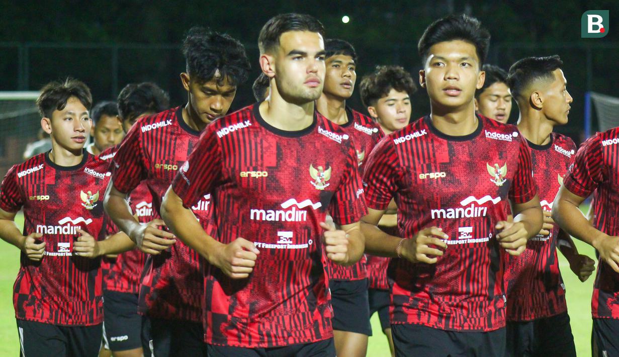 Pemain Timnas Indonesia U-19, Jens Raven (depan kiri) bersama para pemain lainnya melakukan jogging dalam latihan terbuka perdana skuad Timnas Indonesia U-19 di Lapangan THOR, Surabaya, Kamis (11/7/2024) sebagai persiapan akhir menghadapi ajang Piala AFF U-19 2024 yang akan berlangsung pada 17-19 Juli 2024. (Bola.com/Aditya Wany)
