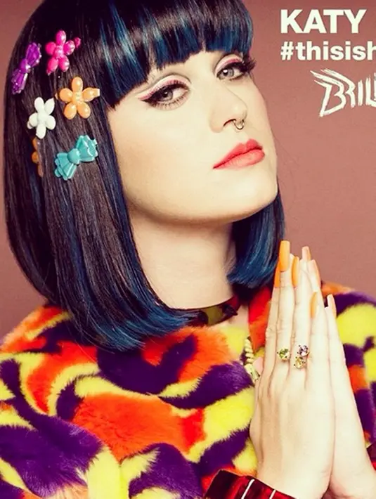 Jepit rambut warna warni lucu berbentuk bunga dan pita menghiasi rambut Katy Perry yang di-highlight dengan warna biru. (Via instagram/@katyperry)