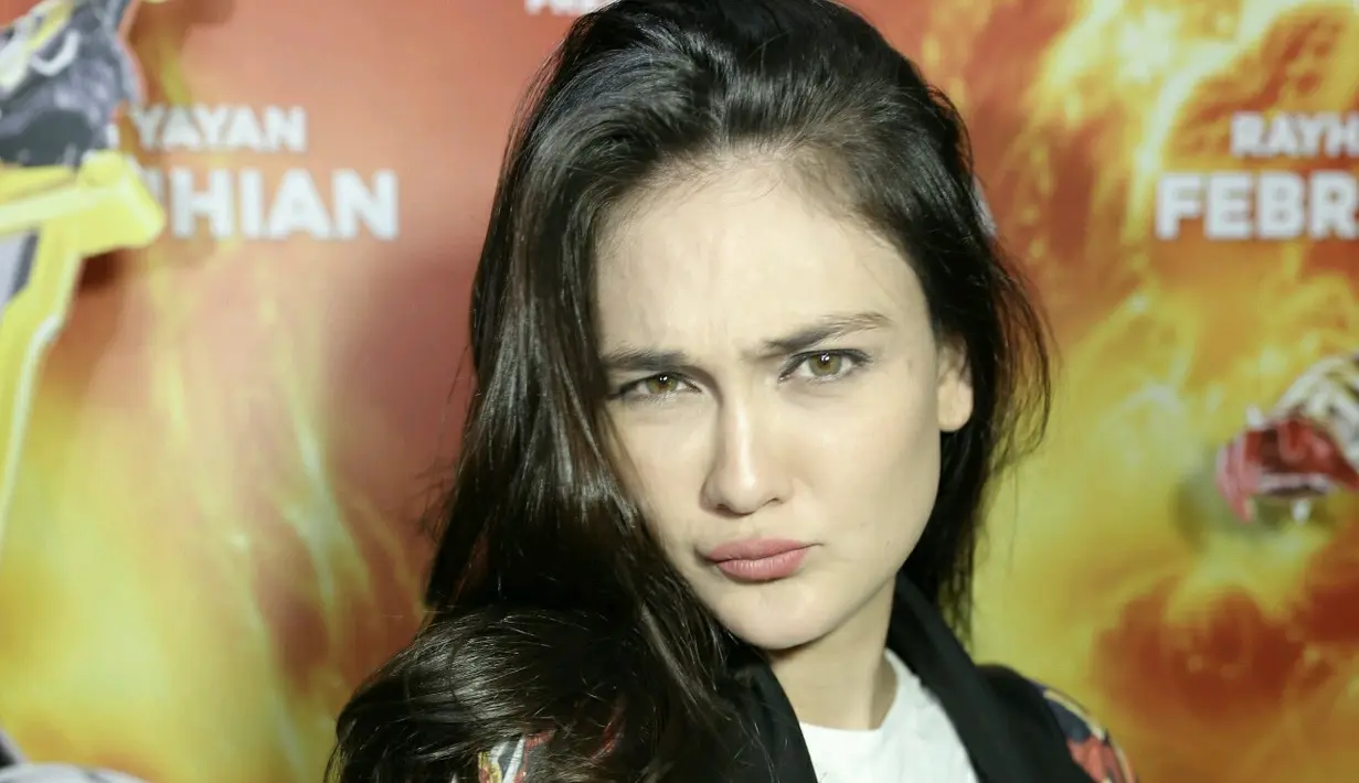 Luna bahkan enggan membahas terkait dengan masalah pribadinya dengan Reino. Begitu juga saat ditanyakan lebih jauh hubungannya dengan produser film Satria Heroes tersebut. (Galih W. Satria/Bintang.com)