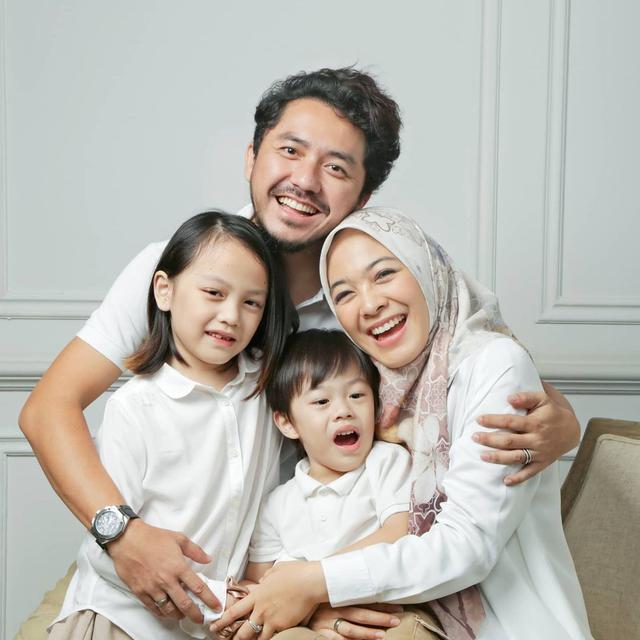 Hamil Anak Ketiga, Ini 6 Potret Keluarga Kecil Dian Ayu dan Ananda Omesh