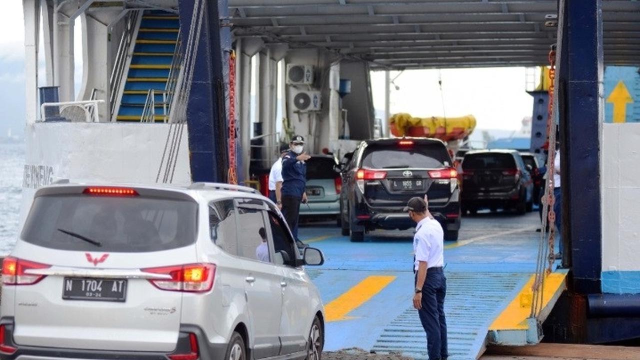 Nampak kendaraan wisatawan masuk dalam kapal menuj Pelabuhan Gilimanuk Bali. (istimewa)