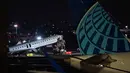 Badan Penerbangan Federal (FAA) Amerika Serikat menyebut, setidaknya penutupan bandara akan berlangsung hingga pukul 14.00 pada Senin (23/3/2026) waktu setempat. Tampak dalam foto, sebuah jet Air Canada Express terparkir di landasan pacu Bandara LaGuardia, New York, Amerika Serikat, Senin 23 Maret 2026, setelah bertabrakan dengan kendaraan Otoritas Pelabuhan. (AP Photo/Ryan Murphy)