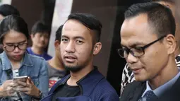 Asisten Julia Perez, Lucky dan kuasa hukumnya memberi keterangan kepada wartawan di gedung Polres Metro Jakarta Selatan, Kamis (2/2). Lucky melaporkan Nikita Mirzani atas kasus dugaan penganiayaan. (Liputan6.com/Herman Zakharia)