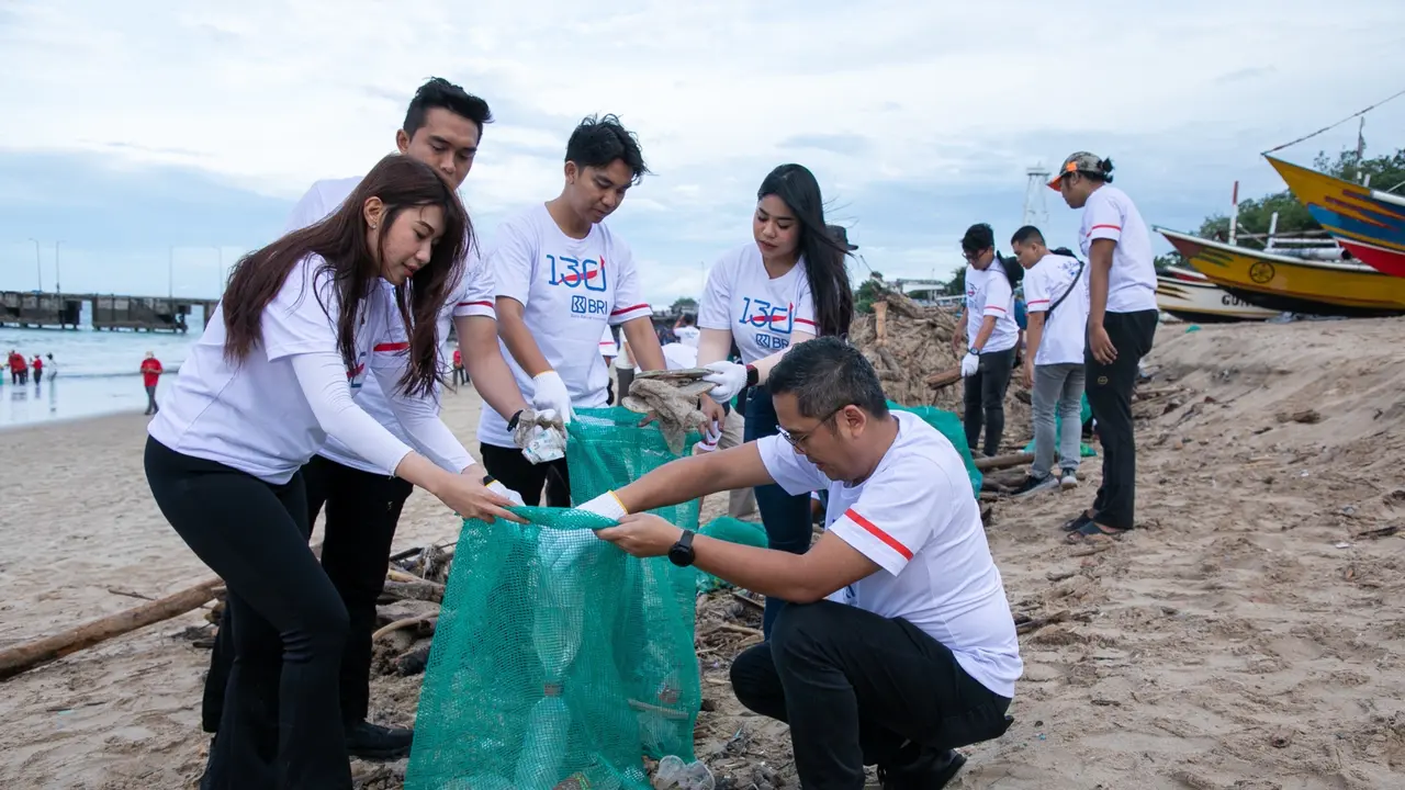 BRI Peduli Ajak Ratusan Relawan Bersih-bersih Pantai di Bali, Komitmen Dukung Gerakan Indonesia Asri