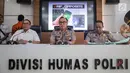 Karopenmas Divisi Humas Polri Brigjen Pol Dedi Prasetyo (tengah) dan Kasubdit I Dittipidsiber Bareskrim Polri Kombes Pol Dani Kustoni (kiri) memberikan keterangan pers saat rilis kasus pemberitaan hoax di Divhumas Mabes Polri, Jakarta, Senin (1/7/2019). (Liputan6.com/Faizal Fanani)