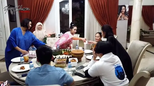 7 Potret Kebersamaan Yuni Shara Bersama Saudara Buka Puasa Bareng