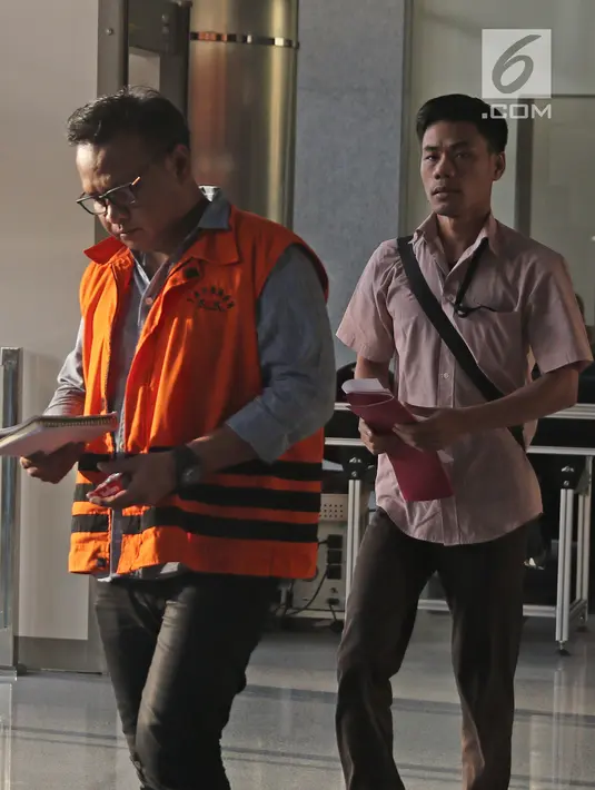 Keponakan Setya Novanto, Irvanto Hendra Pambudi usai menjalani pemeriksaan lanjutan dalam pengembangan kasus dugaan korupsi proyek pengadaan Kartu Tanda Penduduk (KTP) elektronik di gedung KPK, Jakarta, Senin (2/4). (Liputan6.com/Herman Zakharia)