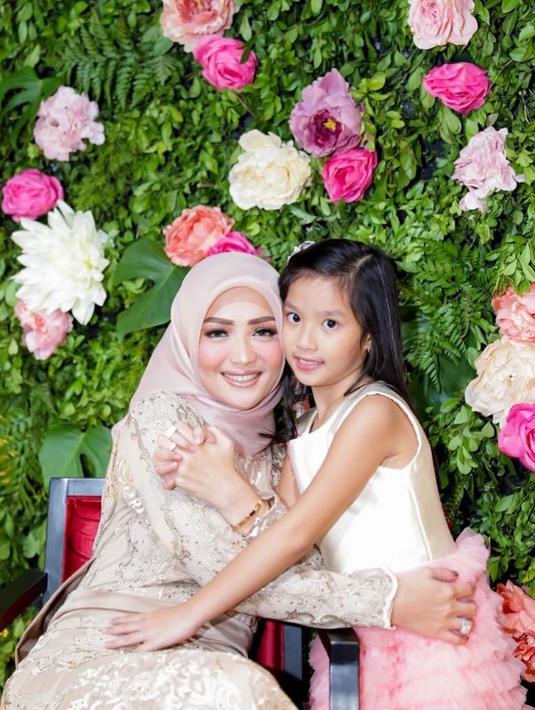 FOTO: Gaya Kompak Imel Putri Cahyati dan Anaknya Ini ...