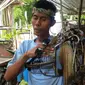 Manusia robot dari Bali menggerakkan tangan yang lumpuh dengan mesin. (Liputan6.com/Dewi Divianta)