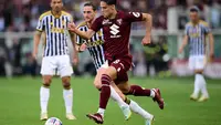 Gelandang Torino, Samuele Ricci (tengah), menggiring bola pada lanjutan Liga Italia melawan Juventus. (MARCO BERTORELLO / AFP)