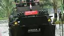 Panser Anoa Amfibi yang dinaiki Presiden Jokowi mendarat saat uji coba di Mabes TNI, Cilangkap, Senin (16/1). Rapim tersebut bertujuan untuk mencapai satu kesatuan, tindakan, serta evaluasi program kerja dan kinerja TNI. (Liputan6.com/Angga Yuniar)