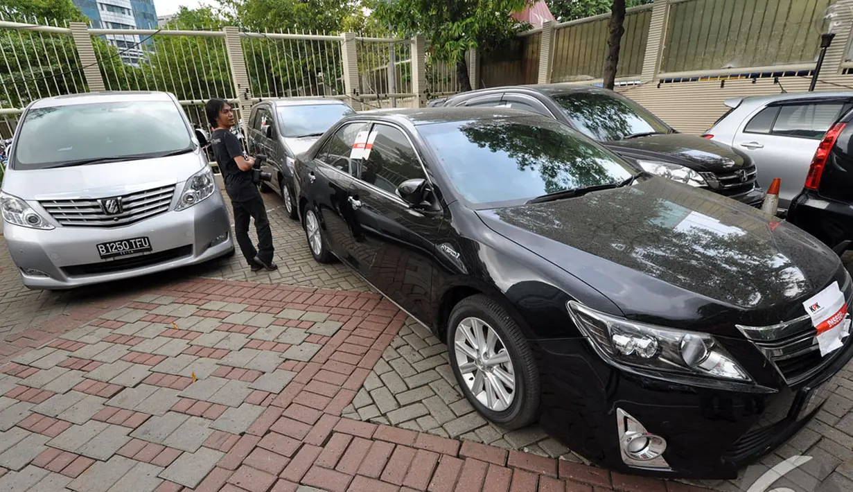 Penampakan mobil Fuad Amin Imron yang berhasil diamankan KPK, Lapangan Parkir KPK, Jakarta, Selasa (23/12/2014). (Liputan6.com/Mihtahul Hayat)