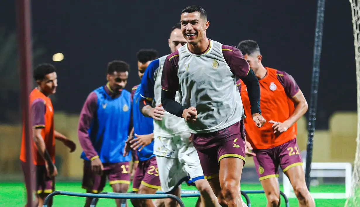 Cristiano Ronaldo saat melakukan sesi latihan di markas Al Nassr, King Fahd, Riyadh, Sabtu (6/5/2023). CR7 kini telah mencetak 12 gol bersama Al Nassr  dan berkesempatan untuk meraih gelar juara musim ini bersama Al Nassr. (Twitter/Al Nassr FC)