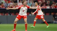 Gelandang Bayern Munchen, Thomas Muller, gagal membawa timnya meraih kemenangan saat bersua Real Madrid pada laga leg pertama semifinal Liga Champions musim ini di Allianz Arena, Rabu (1/5/2024) dini hari WIB. Bermain di kandang sendiri, Bayern harus puas bermain imbang 2-2. (AFP/Michaela STACHE)