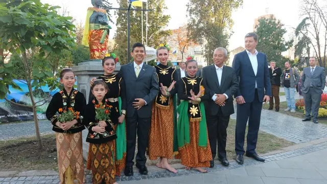 Dubes RI untuk Ukraina Yuddy Chrisnandi hadiri upacara penyematan baju traadisional Indonesia ke Patung Queen Anna de Kyiv (KBRI Kyiv)