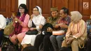 Umat muslim berbaur saat berbuka puasa bersama di Gereja Katedral, Jakarta, Jumat (1/6). Kegiatan ini mengusung tema "Menguatkan Toleransi, Persaudaraan, dan Solidaritas Kemanusiaan". (Liputan6.com/Arya Manggala)