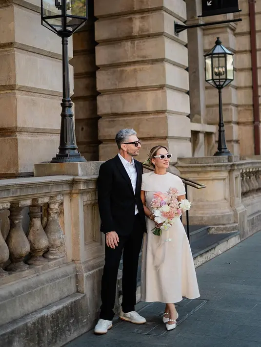 Tanpa memberikan kesan berlebihan, Chantal Della Concetta juga menata rambutnya secara sederhana. Ia membelah tengah rambutnya dan digulung ke belakang. [Foto: Instagram/chantaldellaconcetta_]