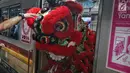 Barongsai menghibur penumpang kereta api di stasiun Jakarta-Kota, Selasa (5/2). Di Tahun Baru Imlek ini PT KAI menghadirkan hiburan Barongsai serta meluncurkan KMT tematik dan pemberian fortune cookies bagi pengguna jasa KRL. (Liputan6.com/Johan Tallo)