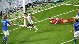 Pemain Jerman, Mesut Ozil, saat mencetak gol ke gawang Italia pada perempat final Piala Eropa 2016 di Stadion Matmut Atlantique, Bordeaux, Minggu (3/7/2016) WIB. (AFP/Mehdi Fedouach)