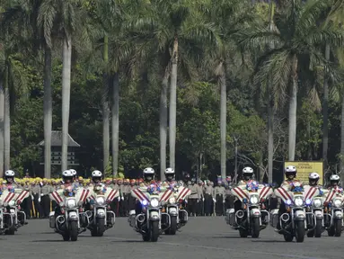 Anggota polisi wanita (Polwan) menaiki motor gede dalam peringatan HUT ke-70 Polwan di Lapangan Monas, Jakarta, Senin (3/9). HUT ke-70 Polwan mengangkat tema "Polwan Promoter Siap Menyukseskan Agenda Kamtibmas 2018 - 2019". (Merdeka.com/Iqbal S. Nugroho)