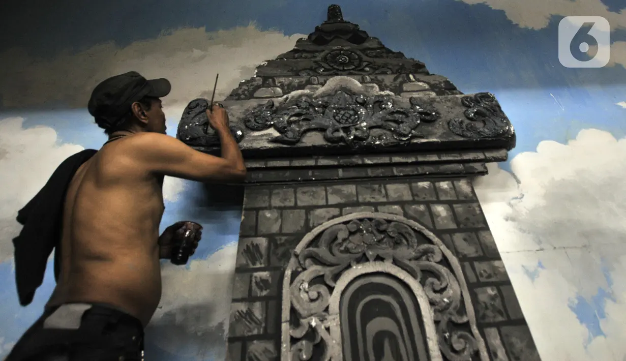 Joko menyelesaikan dekorasi panggung di Gedung Pertunjukan Wayang Orang Bharata, Jakarta, Kamis (7/11/2019). Joko bertugas untuk mempercantik properti seperti candi, bebatuan, dan pohon. (merdeka.com/Iqbal Nugroho)