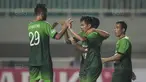 Para pemain PS TNI merayakan gol yang dicetak Erwin Ramdani ke gawang Semen Padang pada laga Liga 1 di Stadion Pakansari, Bogor, Minggu (30/7/2017). PS TNI menang 2-1 atas Semen Padang. (Bola.com/Vitalis Yogi Trisna)
