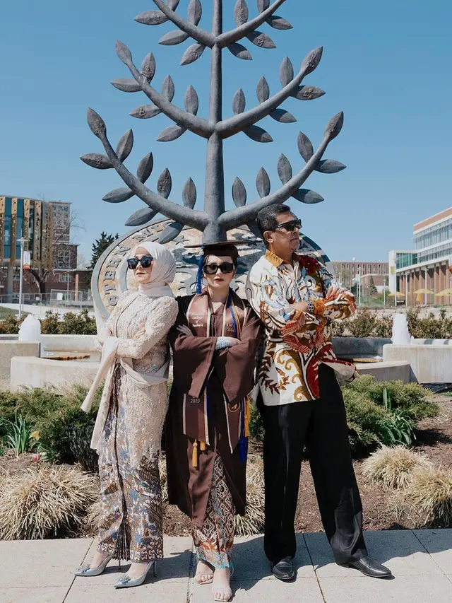 8 Potret Beby Tsabina Lulus dari Western Michigan Univeristy, Menawan dengan Kebaya