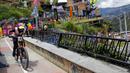 Pebalap sepeda Kolombia, Sebastian Posada memacu sepedanya pada ajang MTB Red Bull Medellín Cerro Abajo Urban Downhill, di perkampungan padat penduduk "La comuna 13", Medellin, Kolombia, pada 4 Maret 2023. (AFP/Freddy Builes)