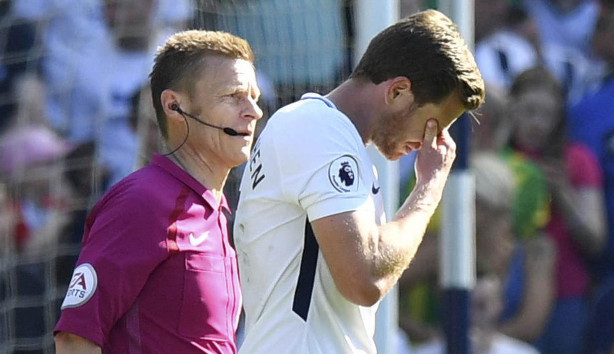Bek Tottenham Hotspur, Jan Vertonghen, tampak kecewa usai dikalahkan West Bromwich Albion pada Premier League di Stadion The Hawthorns, Sabtu (5/5/2018). West Bromwich Albion menang 1-0 atas Tottenham Hotspur. (AP/Anthony Devlin)