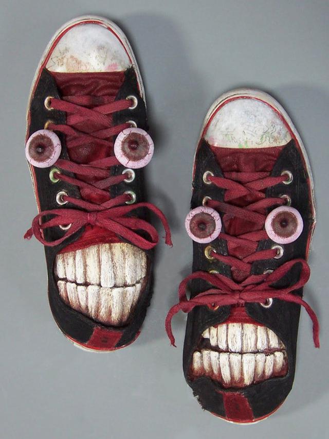 8 Potret Desain Sepatu Ini Nyeleneh Banget, Tertarik Pakai?