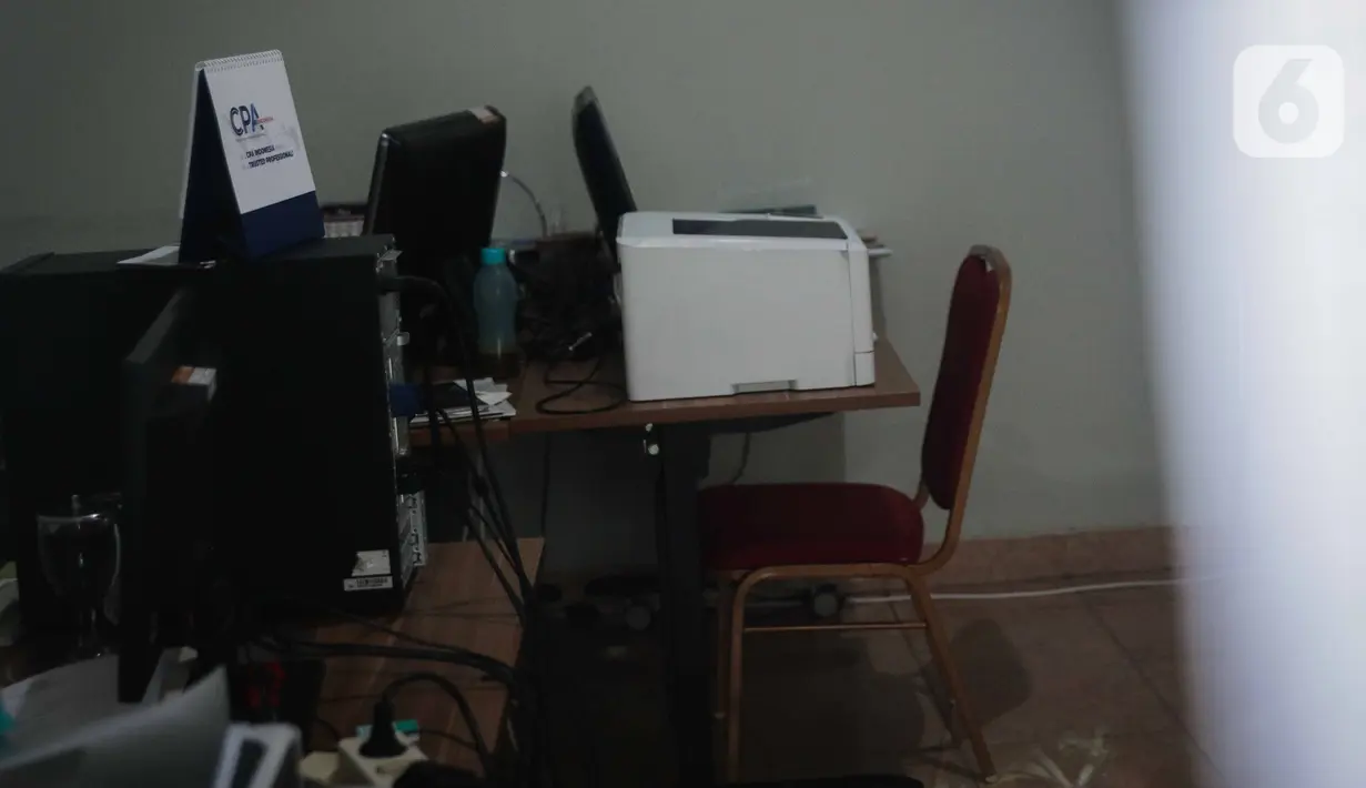 Bagian dalam ruang kerja salah satu komisioner KPU Wahyu Setiawan yang disegel KPK usai penggeledahan di Kantor KPU sementara, Jakarta, Kamis (9/1/2020).  Penggeledahan dan penyegelan terkait operasi tangkap tangan (OTT) KPK terhadap Wahyu pada 8 Januari kemarin. (Liputan6.com/Faizal Fanani)