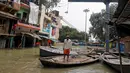 Selain menewaskan sekitar 300 jiwa, banjir bandang di India juga menenggelamkan jalan sehingga warga menggunakan perahu sebagai moda transportasi, Allahabad, India (26/8). (REUTERS/Jitendra Prakash)