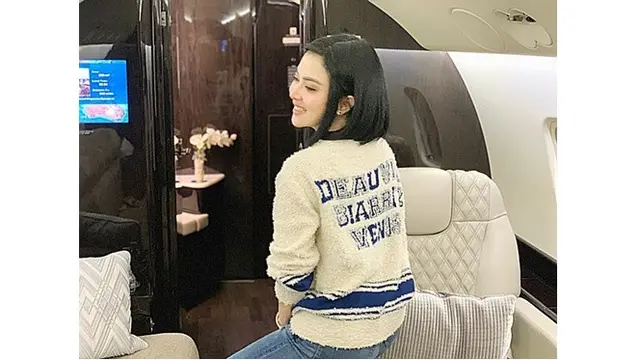 6 Gaya Syahrini Saat Naik Jet Pribadi, Tetap Cetar Memukau