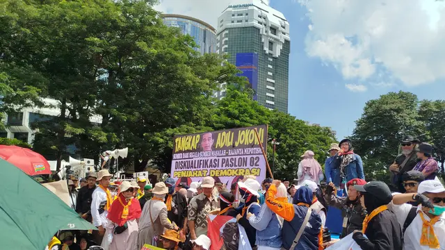 Massa menggelar demo di kawasan Patung Kuda Arjuna Wiwaha, Jakarta Pusat, Senin (22/4/2024). Aksi digelar di tengah sidang putusan sengketa Pilpres 2024 di MK.