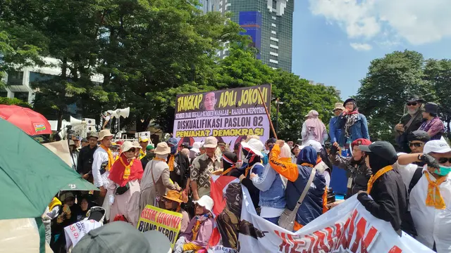 Massa menggelar demo di kawasan Patung Kuda Arjuna Wiwaha, Jakarta Pusat, Senin (22/4/2024). Aksi digelar di tengah sidang putusan sengketa Pilpres 2024 di MK.