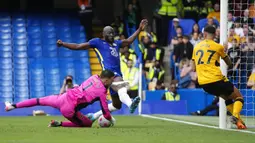 Penjaga gawang Wolverhampton Wanderers Jose Sa (kiri) berebut bola dengan pemain Chelsea Romelu Lukaku (tengah) pada pertandingan sepak bola Liga Inggris di Stadion Stamford Bridge, London, Inggris, 7 Mei 2022. Pertandingan berakhir 2-2. (AP Photo/Frank Augstein)