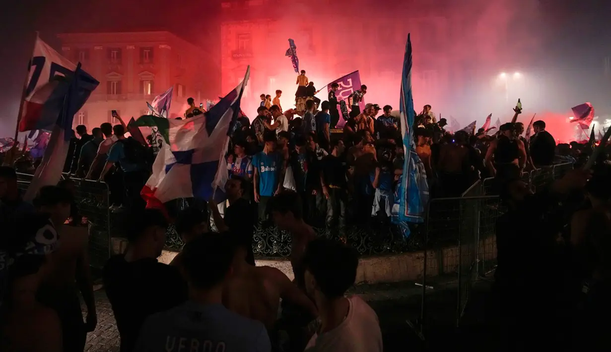 Bukan hanya penduduk kota yang berpesta. Orang-orang dari berbagai penjuru Italia dan mancanegara, termasuk dari Prancis, Spanyol, dan Inggris sengaja datang ke Napoli untuk meresapi pengalaman itu. (AP Photo/Andrew Medichini)