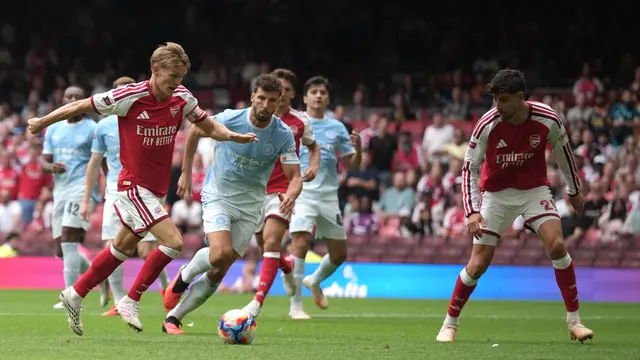 Pemain Arsenal Martin Odegaard (kiri) mencetak gol ketiga timnya dalam laga final FA Community Shield antara Arsenal vs Manchester City