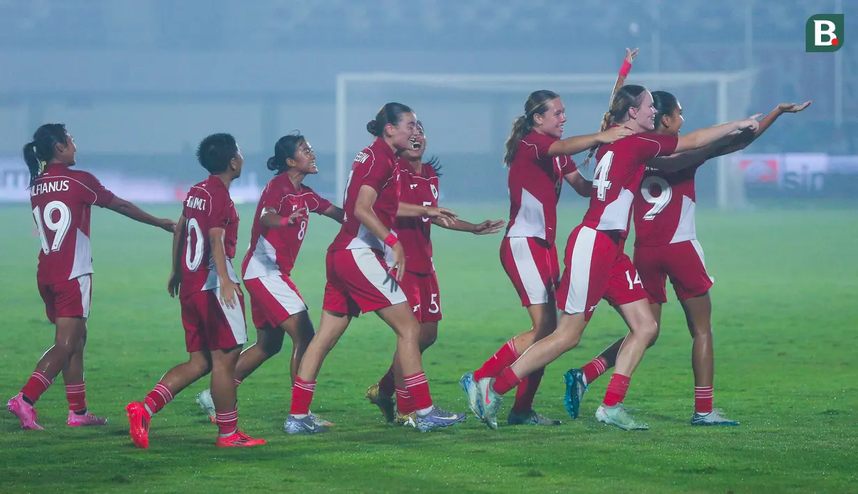 Pemain Timnas Indonesia Putri merayakan gol yang dicetak oleh Isa Warps ke gawang Kirgistan pada laga Grup D Kualifikasi Piala Asia Putri 2026 di Stadion Indomilk Arena, Tangerang, Minggu (29/6/2025). (Bola.com/M Iqbal Ichsan)