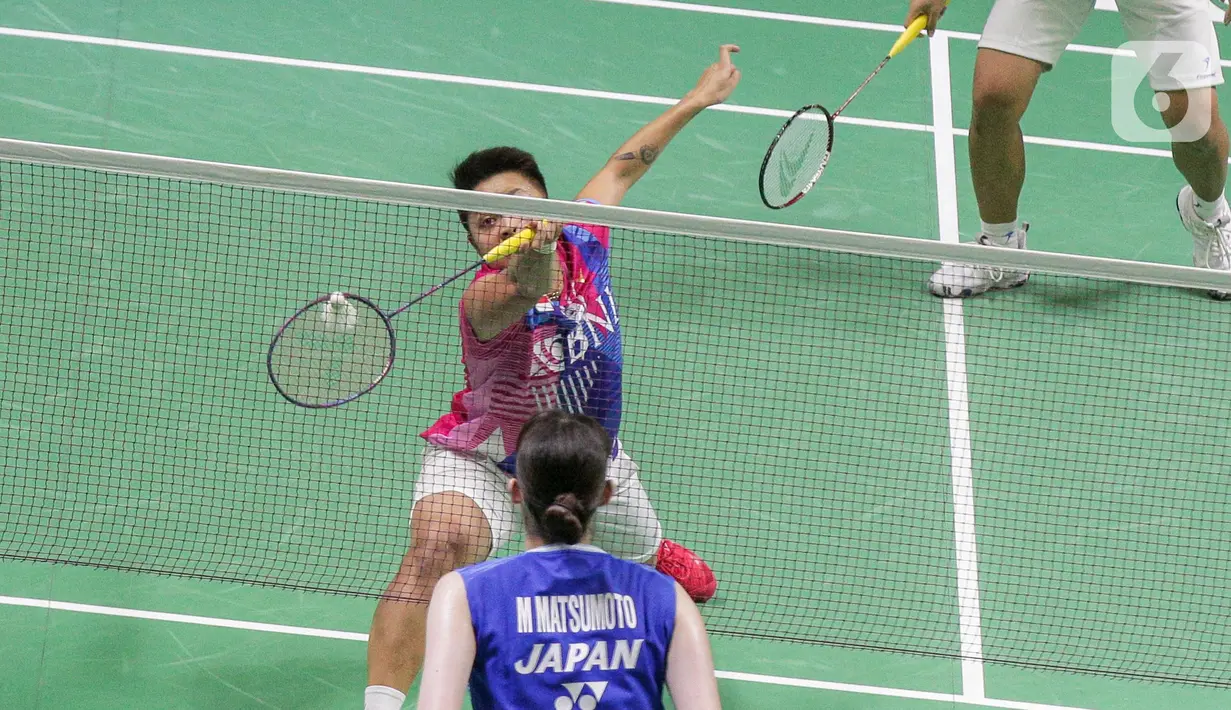 Ganda putri Indonesia Apriyani Rahayu/Siti  Fadia Silvi Ramadhanti mengembalikan kok Mayu Matsumoto/Wakana  Nagahara dari Jepang saat tampil dalam Indonesia Open 2022 di Istora Senayan, Jakarta, Rabu (15/6/2022). Apriyani Rahayu/Siti  Fadia Silvi Ramadhanti  menang dengan skor 21-7, 17-21, 21-17. (Liputan6.com/Faizal Fanani)